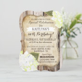 Land Hydrangeas en Rustic Wood Birthday Invite Kaart (Staand voorkant)