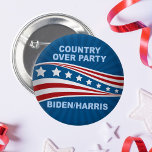 Land over partij Biden Harris Ronde Button 5,7 Cm<br><div class="desc">Dringt de republikeinen aan om voor Joe Biden en Kamala Harris te stemmen door hun land over hun politieke partij te zetten. Stem blauw om Amerika te redden bij de verkiezingen van 2020.</div>