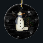 Land Primitief Snowman & Snowflakes Ornament<br><div class="desc">Deze primitieve Snowman & Snowflakes Ornament kenmerkt mijn door muis getrokken primitieve sneeuwman met schaap-,  kraai- en sneeuwvlokken op een zwarte houtachtergrond.</div>