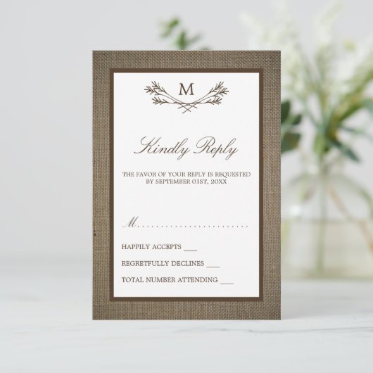 Land Rustic Monogram Branch & Burlap Wedding RSVP Kaartje (Staand voorkant)