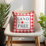 Land van het vrije Rode Patriottische Amerika Buitenkussen<br><div class="desc">Vierkante patriottische kussens voorzien van "Land of the Free"-typografie met steraccent en rood gingham plaid border patroon. Rode,  witte en marinesblauwe kleuren.</div>