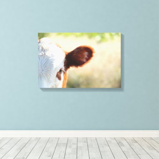 Land witte en bruine Koe in groene weide Canvas Afdruk (Insitu (Houten vloer))