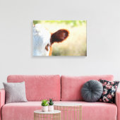 Land witte en bruine Koe in groene weide Canvas Afdruk (Insitu (Woonkamer))