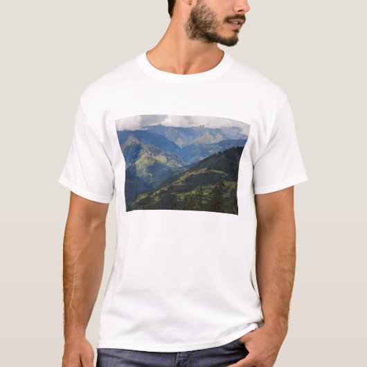 Landbouwgrond en dorp in de Himalaya T-shirt (Voorkant)