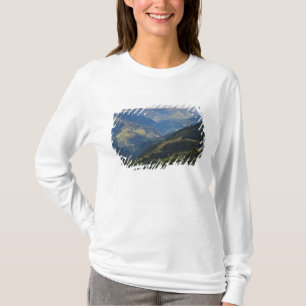 Landbouwgrond en dorp in de Himalaya T-shirt