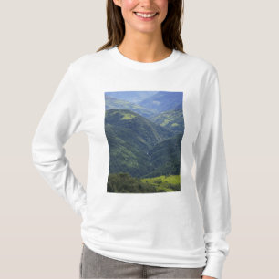Landbouwgrond en Himalaya-bos in de Mangdue-vallei T-shirt