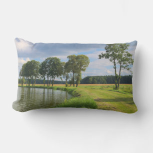 Landelijk landschap met bomen, water en bewolkte l kussen