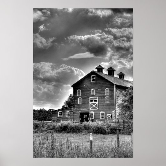 Landelijke Barn Clouds in Zwart-wit Poster (Voorkant)