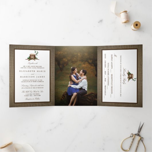 Landelijke bijtende monogramboom en bunkerbruiloft drieluik uitnodiging (Binnen)