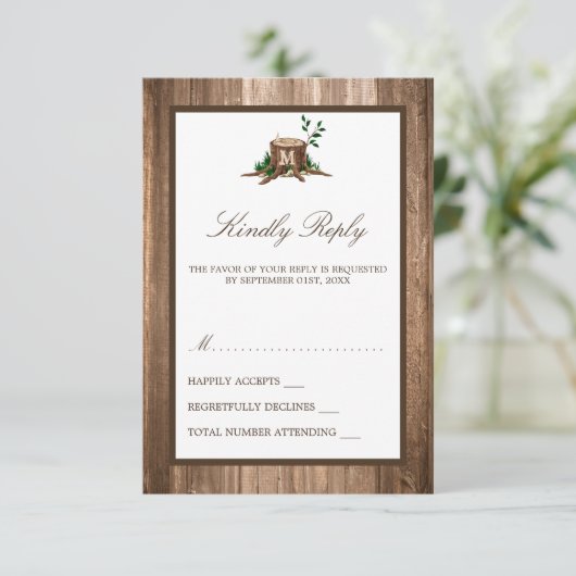 Landelijke bijtende monogrammen en houtwuwingen RSVP kaartje (Staand voorkant)