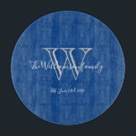 Landelijke Blauwe Grijze Monogram Beginletter Fami Snijplank<br><div class="desc">Persoonlijke monogram initiaal met de achternaam van het gezin en de huwelijksdatum in witte schrifttypes op een blauwe achtergrond. Rustieke Blauwe Grijze Monogram Initiaal Familie Naam Datum Snijplank. Maakt een uniek, schattig cadeau voor huwelijken, pasgehuwden of bruidsfeest cadeaus. Prachtig voor hun nieuwe leven samen of als een huis-inrichtingscadeau. Klik op...</div>