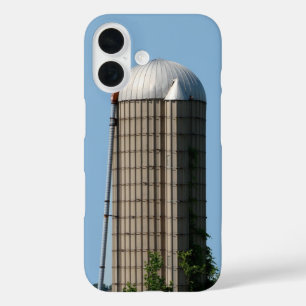 Landelijke boerensilo in blauwe lucht iPhone 16 hoesje
