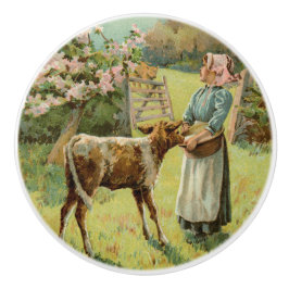 Landelijke boerin in vintage stijl voert een kalf keramische knop