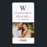 Landelijke bordeauxrode trouwmonogram wijnfoto etiket<br><div class="desc">Landelijke chique trouw wijnfles favor stickers hebben een getrouwd monogram van de bruid en bruidegom namen en achternaam initiaal,  trouwdatum en type wijn,  gecombineerd met een foto van het bruidspaar. Ivoor achtergrond met bordeauxrood / paarse tekst.</div>