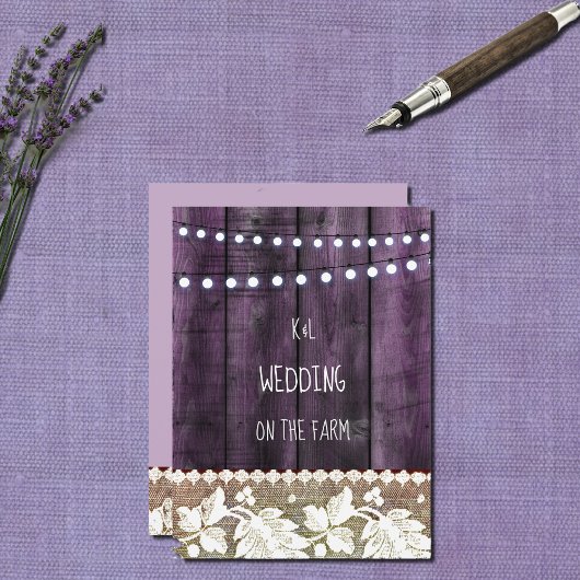 landelijke bruiloft met hout, kant, slingerlichtje kaart