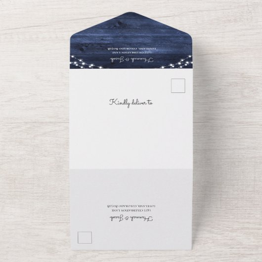 Landelijke houten slingerlichtjes in marineblauw F All In One Uitnodiging (Buitenkant)