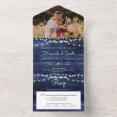 Landelijke houten slingerlichtjes in marineblauw F All In One Uitnodiging (Binnen)