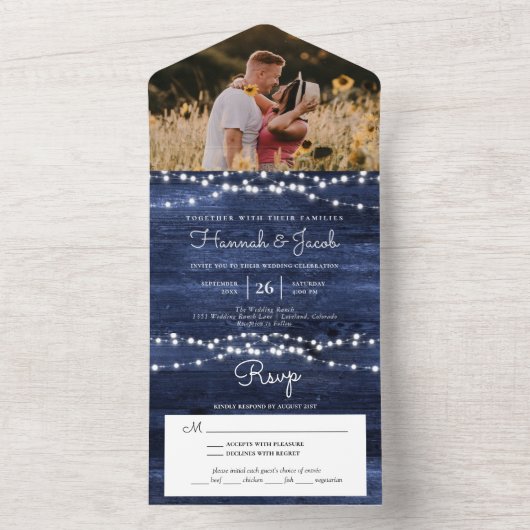 Landelijke houten slingerlichtjes in marineblauw F All In One Uitnodiging (Binnen)