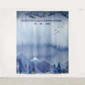 Landelijke nevelige dennenbos bruiloftsfoto achter wandkleed (Voorkant)