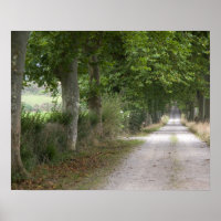 Landelijke onverharde landweg nabij de stad