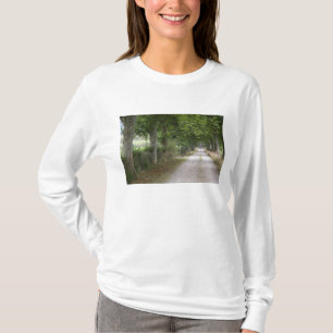 Landelijke onverharde landweg nabij de stad t-shirt