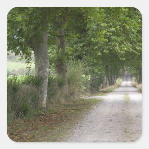 Landelijke onverharde landweg nabij de stad vierkante sticker