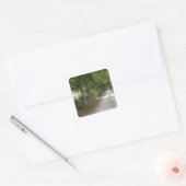 Landelijke onverharde landweg nabij de stad vierkante sticker (Envelop)
