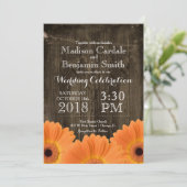 Landelijke Oranje Daisies Rustic Wood Wedding Invi Kaart (Staand voorkant)