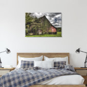 Landelijke oude wijnstok-bedekte rode schuur zware canvas afdruk (Insitu (Slaapkamer))
