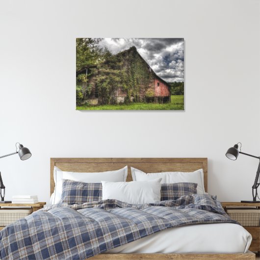 Landelijke oude wijnstok-bedekte rode schuur zware canvas afdruk (Insitu (Slaapkamer))