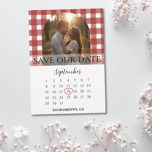 Landelijke rode geruite verlovingsfotobogen bruilo save the date