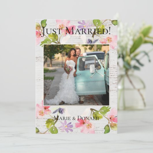 Landelijke roze bloemen op wit hout Net getrouwd Feestdagenkaart (Staand voorkant)