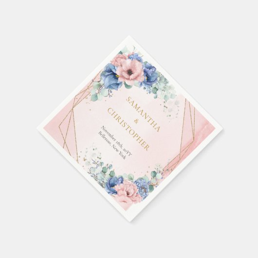 Landelijke roze en stoffig blauwe bloem in gouden  servet (Hoek)