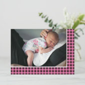 Landelijke Roze Geruite Zoete Avontuur Baby Aankondiging (Staand voorkant)