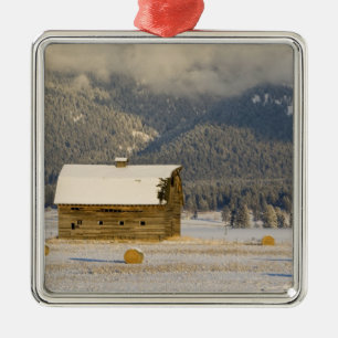 Landelijke schuur en hooibalen na een verse sneeuw metalen ornament