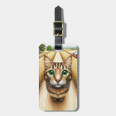 Landelijke tabbykat met rustig boerenerf bagagelabel (Voorkant verticaal)