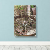 Landelijke verlaten metalen voorwerpen canvas afdruk (Insitu (Houten vloer))