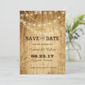 Landenbruiloft Sparen de Datum met lichten op hout Save The Date (Staand voorkant)