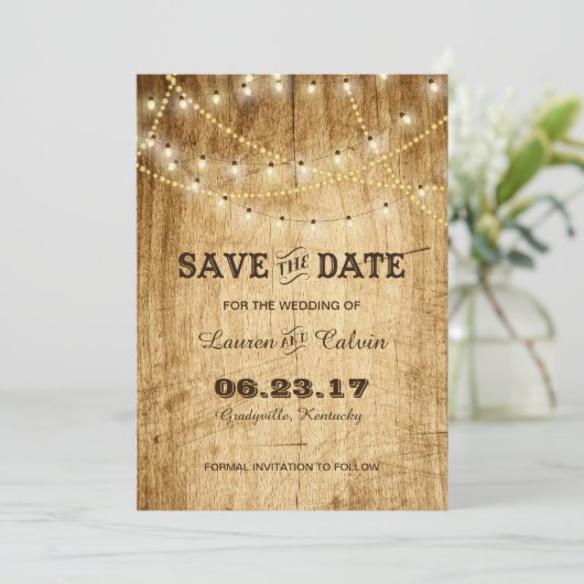 Landenbruiloft Sparen de Datum met lichten op hout Save The Date (Staand voorkant)