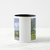 Landenstreep tussen cyperbomen in mok (Midden)