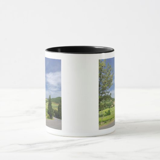 Landenstreep tussen cyperbomen in mok (Midden)