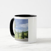 Landenstreep tussen cyperbomen in mok (Voorkant links)