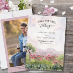 Landenvenster Waterverf en verticale foto Save The Date<br><div class="desc">Waterverf land weduwe bruiloft redt de datum met je eigen foto aan de ene kant en een prachtige landschapscène aan de andere kant. Het ontwerp bevat elegant script, moderne typografie, berglandschap, graslandgroen en wilde bloemen. Blader door het collectie Landenvenster voor overeenkomende objecten of stuur me een bericht naar creëer van...</div>