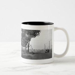 Landenweg en traditionele windmolen tweekleurige koffiemok
