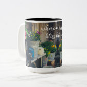 Landhuis veranda versierd met levendige pansies tweekleurige koffiemok (Voorkant links)