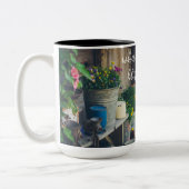 Landhuis veranda versierd met levendige pansies tweekleurige koffiemok (Links)