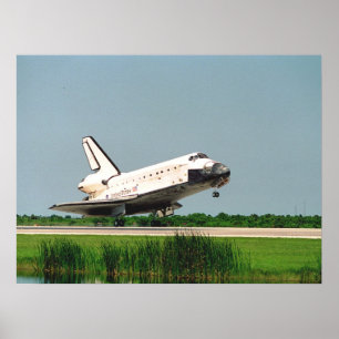 Landing van Space Shuttle Discovery (STS-105) Poster