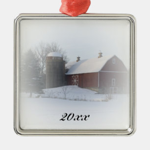 Landkerstak met rode barn gedateerd metalen ornament