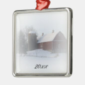 Landkerstak met rode barn gedateerd metalen ornament (Links)
