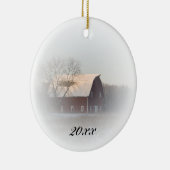 Landkerstak met rode kerstmann gedateerd keramisch ornament (Rechts)